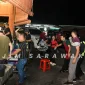 Petugas Imigresen Malaysia melakukan razia terhadap warga negara asing di tempat makan kawasan Bintulu, Sarawak. (Foto: JIM Sarawak)
