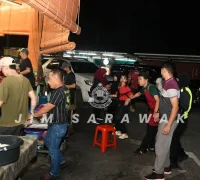 Petugas Imigresen Malaysia melakukan razia terhadap warga negara asing di tempat makan kawasan Bintulu, Sarawak. (Foto: JIM Sarawak)