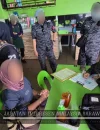 Petugas Imigrasi Malaysia bersama aparat gabungan melakukan pemeriksaan dokumen dalam operasi pengawasan di sejumlah lokasi usaha di Kuching, Sarawak.