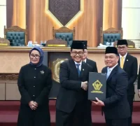 Gubernur Kalbar Ria Norsan menerima opini WTP dari BPK RI atas LKPD Tahun Anggaran 2025 di DPRD Kalbar.