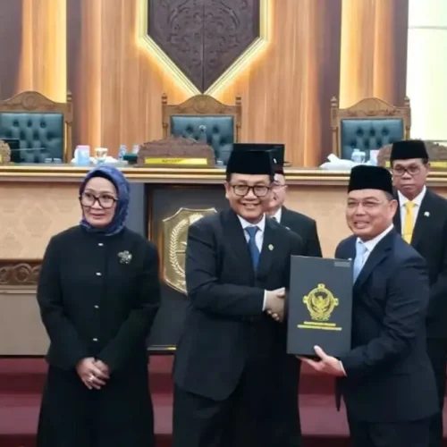 Gubernur Kalbar Ria Norsan menerima opini WTP dari BPK RI atas LKPD Tahun Anggaran 2025 di DPRD Kalbar.