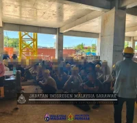 Petugas Imigrasi Malaysia saat melakukan operasi penertiban pekerja asing di kawasan Bintulu Sarawak.