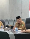 Ria Norsan memimpin rapat peningkatan PAD Kalbar di Ruang Data Analytic Center Kantor Gubernur Kalbar, Selasa (28/4/2026).