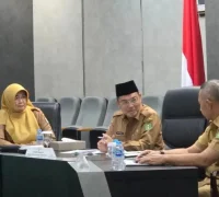 Ria Norsan memimpin rapat peningkatan PAD Kalbar di Ruang Data Analytic Center Kantor Gubernur Kalbar, Selasa (28/4/2026).
