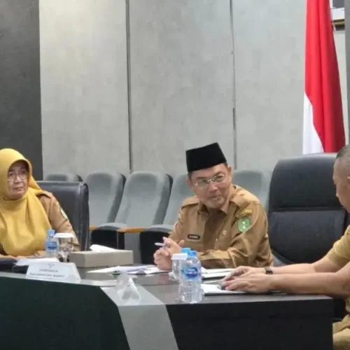 Ria Norsan memimpin rapat peningkatan PAD Kalbar di Ruang Data Analytic Center Kantor Gubernur Kalbar, Selasa (28/4/2026).
