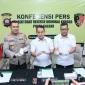 Polda Kalbar menampilkan barang bukti emas dan uang tunai hasil pengungkapan 10 kasus PETI dengan 13 tersangka.