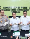 Polda Kalbar menampilkan barang bukti emas dan uang tunai hasil pengungkapan 10 kasus PETI dengan 13 tersangka.