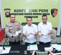Polda Kalbar menampilkan barang bukti emas dan uang tunai hasil pengungkapan 10 kasus PETI dengan 13 tersangka.