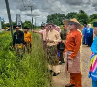 Bupati Kubu Raya Sujiwo meninjau lahan rencana pembangunan Gedung PGRI di Desa Limbung.