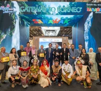 Menteri Pariwisata Sarawak YB Dato Sri Abdul Karim Rahman Hamzah bersama pejabat dan delegasi Sarawak di Paviliun Sarawak, WTM London 2025, mempromosikan kampanye Visit Malaysia Year 2026 bertema “Gateway to Borneo”.