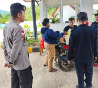 Aktivitas pelintas di Pos Lintas Batas Negara (PLBN) Jagoi Babang, Kabupaten Bengkayang, saat pengamanan perbatasan diperketat.