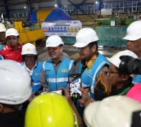 Gubernur Kalbar Ria Norsan meninjau proses pemeliharaan mesin PLTU Bengkayang dan meminta PLN mempercepat perbaikan untuk mengatasi pemadaman listrik bergilir.