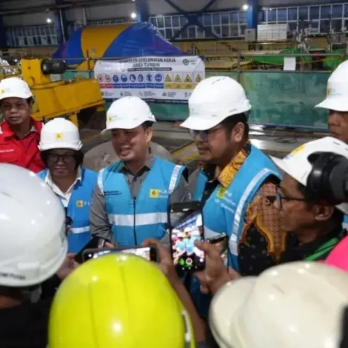 Gubernur Kalbar Ria Norsan meninjau proses pemeliharaan mesin PLTU Bengkayang dan meminta PLN mempercepat perbaikan untuk mengatasi pemadaman listrik bergilir.