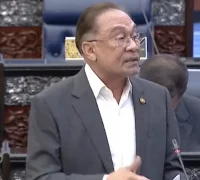 Perdana Menteri Malaysia Anwar Ibrahim memberikan penjelasan di Parlemen terkait isu perbatasan Sabah dan Kalimantan.