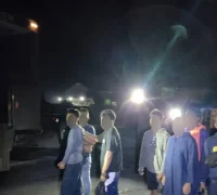 Petugas Imigrasi Malaysia melakukan razia pekerja asing ilegal di kawasan proyek Kuching, Sarawak.