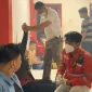 Tim PMI Kalbar memberikan pertolongan medis kepada warga dan petugas terdampak asap karhutla di Kubu Raya. (Foto: instagram.com/pmiprovkalbar)