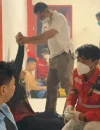 Tim PMI Kalbar memberikan pertolongan medis kepada warga dan petugas terdampak asap karhutla di Kubu Raya. (Foto: instagram.com/pmiprovkalbar)