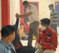 Tim PMI Kalbar memberikan pertolongan medis kepada warga dan petugas terdampak asap karhutla di Kubu Raya. (Foto: instagram.com/pmiprovkalbar)