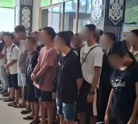 Petugas KJRI Kuching mendampingi pemulangan 71 WNI bermasalah melalui PLBN Entikong dari Sarawak Malaysia.