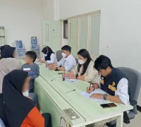 PMI bermasalah dideportasi dari Malaysia tiba di PLBN Entikong.