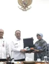 Wakil Gubernur Kalbar Krisantus Kurniawan usai memimpin rapat koordinasi Program Ekstensifikasi Lahan Kelapa Sawit PTPN IV di Kantor Gubernur Kalimantan Barat.