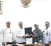 Wakil Gubernur Kalbar Krisantus Kurniawan usai memimpin rapat koordinasi Program Ekstensifikasi Lahan Kelapa Sawit PTPN IV di Kantor Gubernur Kalimantan Barat.