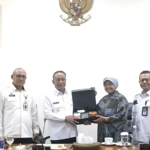 Wakil Gubernur Kalbar Krisantus Kurniawan usai memimpin rapat koordinasi Program Ekstensifikasi Lahan Kelapa Sawit PTPN IV di Kantor Gubernur Kalimantan Barat.