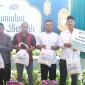 Wakil Bupati Kayong Utara, Amru Chanwari, menyerahkan bantuan CSR PT DIB kepada anak yatim di Sukadana.