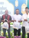 Wakil Bupati Kayong Utara, Amru Chanwari, menyerahkan bantuan CSR PT DIB kepada anak yatim di Sukadana.