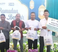Wakil Bupati Kayong Utara, Amru Chanwari, menyerahkan bantuan CSR PT DIB kepada anak yatim di Sukadana.