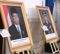 Presiden Prabowo menyerahkan gelar Pahlawan Nasional 2025 kepada ahli waris di Istana Negara. (BPMI Setpres)