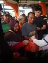 Wali Kota Singkawang Tjhai Chui Mie bersama Wakil Wali Kota Muhammadin saat membagikan paket lebaran di Masjid Jami’ Nurul Huda Singkawang.