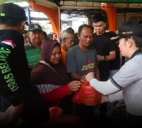 Wali Kota Singkawang Tjhai Chui Mie bersama Wakil Wali Kota Muhammadin saat membagikan paket lebaran di Masjid Jami’ Nurul Huda Singkawang.