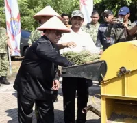 Wakil Bupati Kubu Raya Sukiryanto menghadiri panen raya serentak di Desa Arang Limbung, Kecamatan Sungai Raya.