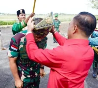 Wagub Kalbar Krisantus Kurniawan menyambut Pangdam XII/Tanjungpura Mayjen TNI Novi Rubadi di Bandara Supadio. (instagram.com/adpim.provkalbar)