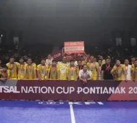 Pangsuma FC menerima trofi runner-up usai final Nation Cup 2026 di GOR Terpadu Ahmad Yani Pontianak.