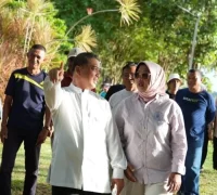 Gubernur Kalbar Ria Norsan meninjau kawasan Pantai Temajuk di Kabupaten Sambas untuk pengembangan wisata perbatasan.