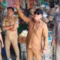 Bupati Sujiwo meninjau kondisi Pasar Bahagia yang rusak di Kubu Raya.