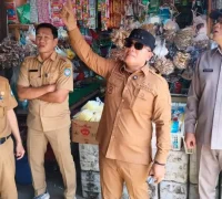 Bupati Sujiwo meninjau kondisi Pasar Bahagia yang rusak di Kubu Raya.