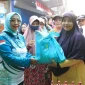 Ketua TP PKK Kalbar Erlina Norsan membuka Pasar Murah di Pasar Teratai Pontianak.