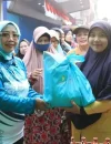 Ketua TP PKK Kalbar Erlina Norsan membuka Pasar Murah di Pasar Teratai Pontianak.