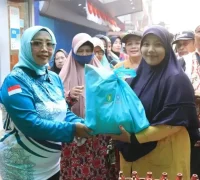 Ketua TP PKK Kalbar Erlina Norsan membuka Pasar Murah di Pasar Teratai Pontianak.