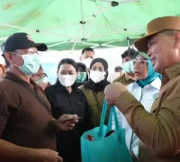 Gubernur Ria Norsan meninjau pasar murah bersubsidi bagi masyarakat Ketapang di tengah kondisi kemarau dan karhutla.