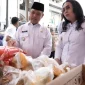 Gubernur Kalbar Ria Norsan membuka kegiatan pasar murah Ramadan di halaman Masjid Al-Muawwanah Sanggau, Rabu (25/2/2026).