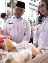 Gubernur Kalbar Ria Norsan membuka kegiatan pasar murah Ramadan di halaman Masjid Al-Muawwanah Sanggau, Rabu (25/2/2026).