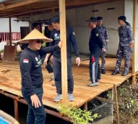 Bupati Kubu Raya Sujiwo saat memimpin aksi bersih-bersih di Pasar Sungai Kakap (2/5/2026).