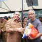 Gubernur Ria Norsan membuka pasar murah Ramadan di Masjid Miftahul Jannah Sintang, Senin (23/2/2026).