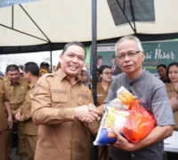 Gubernur Ria Norsan membuka pasar murah Ramadan di Masjid Miftahul Jannah Sintang, Senin (23/2/2026).