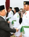 Gubernur Kalbar Ria Norsan mengukuhkan Paskibraka Kalbar 2026