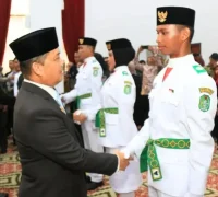 Gubernur Kalbar Ria Norsan mengukuhkan Paskibraka Kalbar 2026